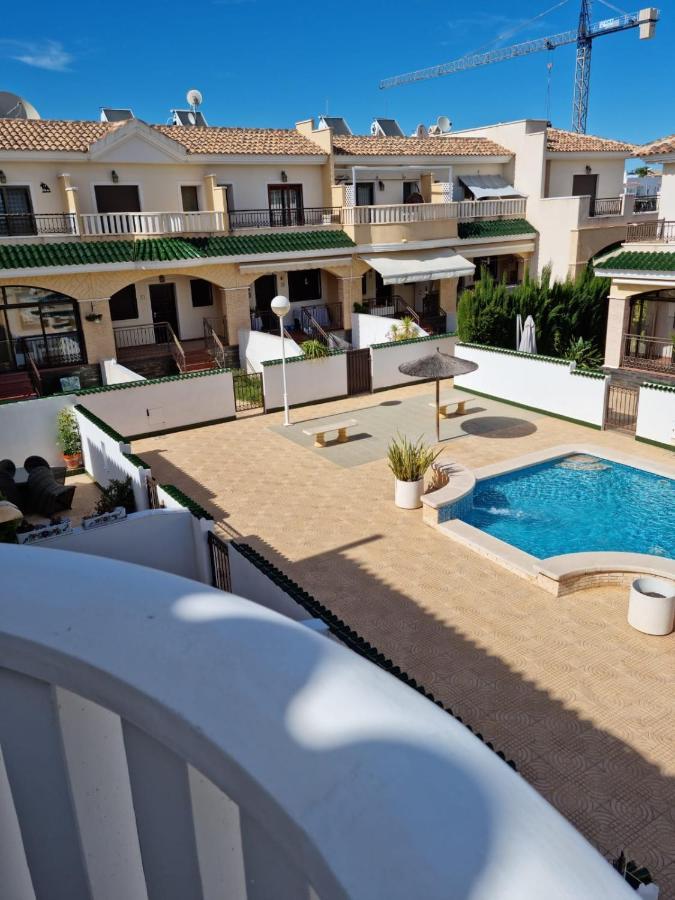 فيلا Agradable Adosado Con Piscina سيوداد كيسادا المظهر الخارجي الصورة
