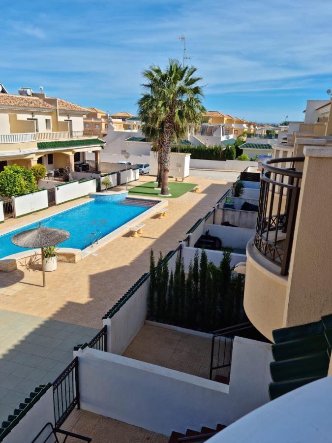 فيلا Agradable Adosado Con Piscina سيوداد كيسادا المظهر الخارجي الصورة